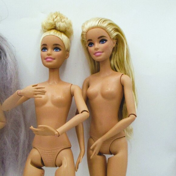 Lot Of 5 Barbie Dolls Made To Move Articulated Bodies Mix Styles Outfits Blonde - Picture 3 of 4